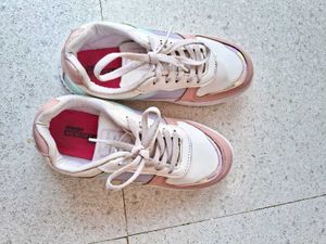 Stylish Women&#39;s Sneakers