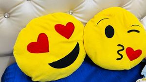 Emoji Cushions 😍😘