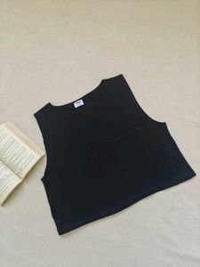 🖤 Classic Black Sleeveless Crop Top with Pocket