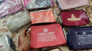New Zip Purses Set Of 12