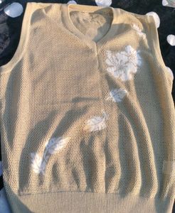 Wollen Top With Cute Flower Detailing