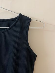 Chic Black Ribbed Knit Sleeveless Crop Top