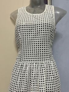 BANANA Republic Branded Cut Out Designer White Pie