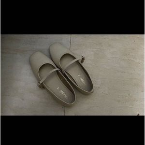 Elegant Cream Ballerinas