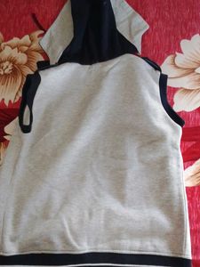 Hooded Sleeveless Jacket