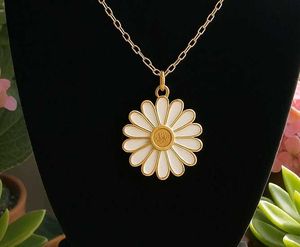 newme- Daisy Pendant Necklace