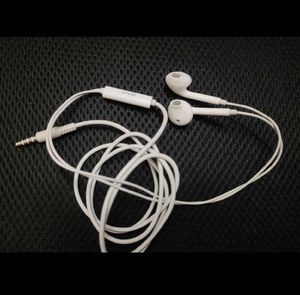 Combo Of Hair clips And Earphone