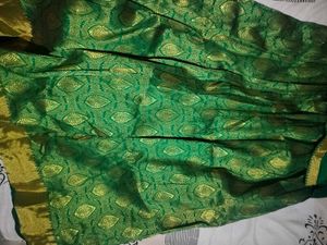 Green pattu pavada