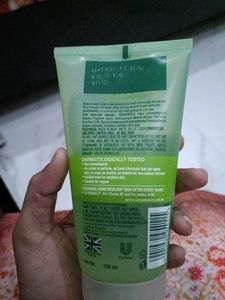 Simple Refreshing Facial Wash