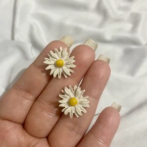 White Sunflower Stud