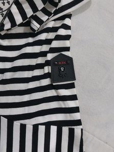 A black white crop tee