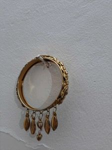 Hanging Charm Detail Golden Bangle