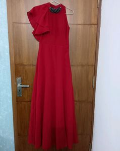 💃Stylish Maroon One-shouldered Gown With Beadwork On The Neck