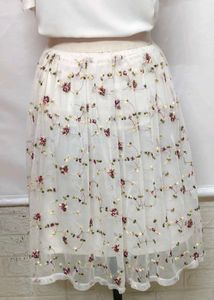 Forever 21 Floral Embroidery 🪡 Off White Skirt
