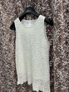 Sleevless White A line top.