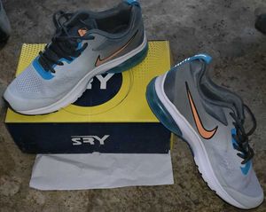 SPORTS SHOES