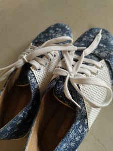 Cute Blue And White Floral Tie up Shoes