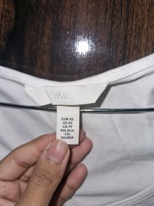 H&amp;M White V Neck Fitted Tshirt