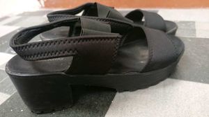 Walkway Black Sandals.