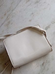 Classy White Bag🌼