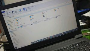 HCL Laptop i 5 8gb 256 ssd