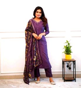 Suit Set Emroidery V Neck