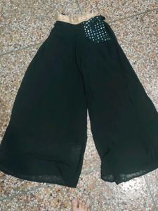 ek side mein pocket hai jo jiske andar Ham Saman R