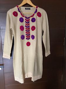 Women Woollen Cream Patchwork Kurta (M)