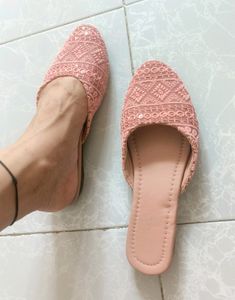 Pink Embroidered Jutti 🩷