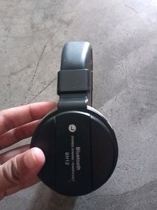 Wireless Bluetooth Headphones In New Condition Not Used As Buyed Earbuds So I Kept It For A Long Time And Its Cushion Is Little Bit Teared As You Can See The Video