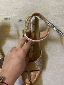 Golden Sparkling Heels😍