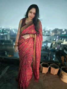 bandhni saare for women in red