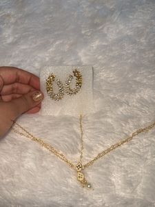 ✨ Funky Elegance Combo – Earrings + Maangtika Set!