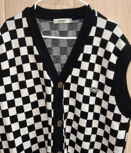 Checkered Sleeveless Knit Top