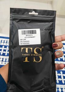 Magnetic nail polish and magnet