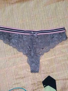 3 Thongs, One New Balance