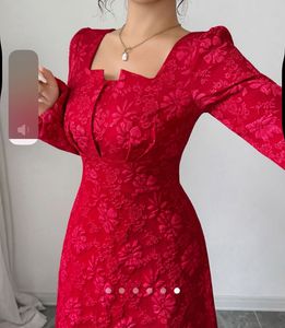 savana red dress