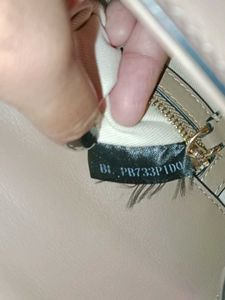 VALENTINO GARAVANI Elegant Shoulder Bag