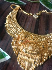 This an necklace in golden color Looks so fancy