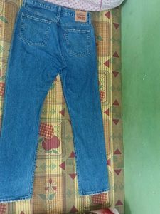 Distressed Levi&#39;s Jeans