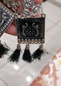 Black Earring With Tussles