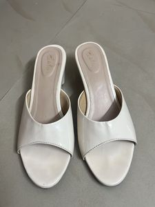 Elegant Cream Coloured Block Heel Mules 🩵