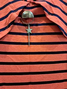 Girl&#39;s cut shoulder top