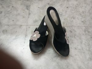 Beautiful Black And Grey Flower Design Wadges