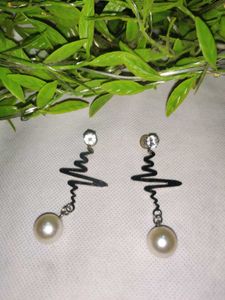 Heartbeat Stone And Pearl Earings