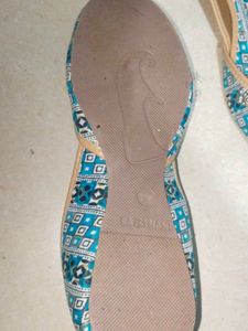 Teal Patterned Juttis