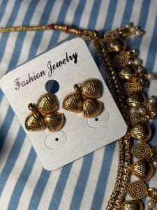 Gold Tone Necklace &amp; Earring Set