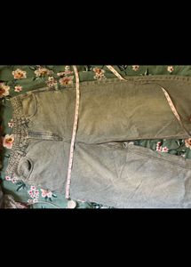 BRAND NEW  High-Waisted Jeans