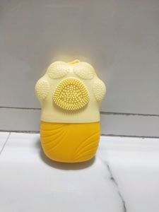 Non Slip Silicone Face Ice Cubes Easy Grip New Unique Shape ice Roller Base Reusable for Beauty  ( 1 pc )