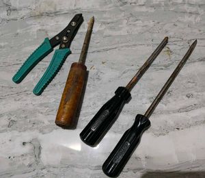 Combo of Screw driver & Wire cutter
